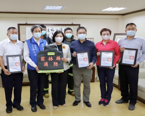 Enterprises, peasant associations and individuals in Dounan-township donate complete fire fighting equipment suits and self-container breathing apparatus to aid the local fire station.